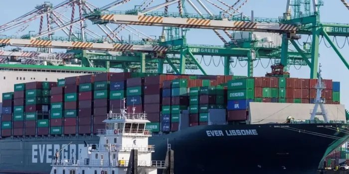 Kapal Kargo Pertama Tiongkok yang Terkena Tarif Trump 145%